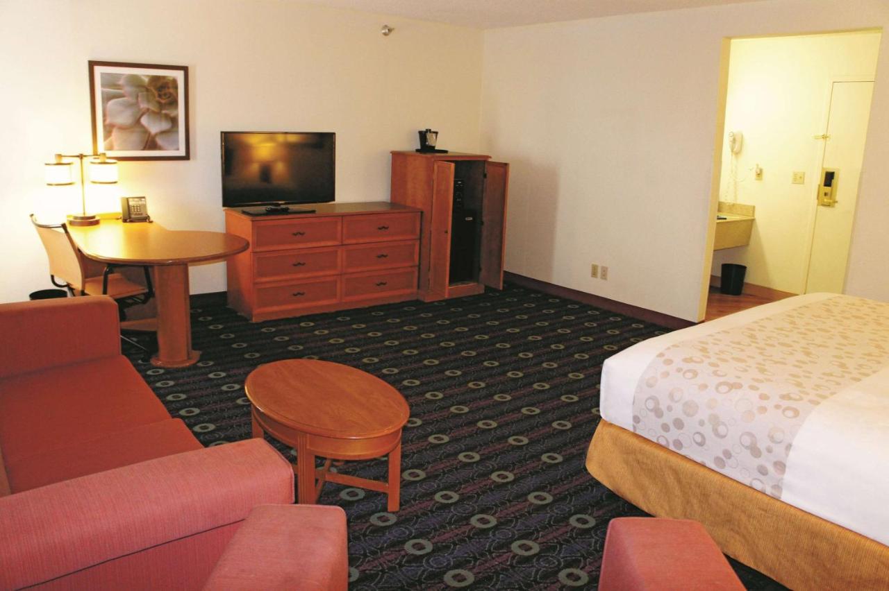 Deluxe King Suite - Non-Smoking at La Quinta Inn by Wyndham Kansas City North
