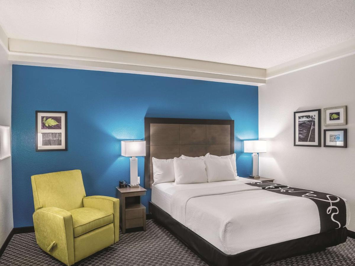 Deluxe King Room at La Quinta Inn & Suites by Wyndham Phoenix Chandler