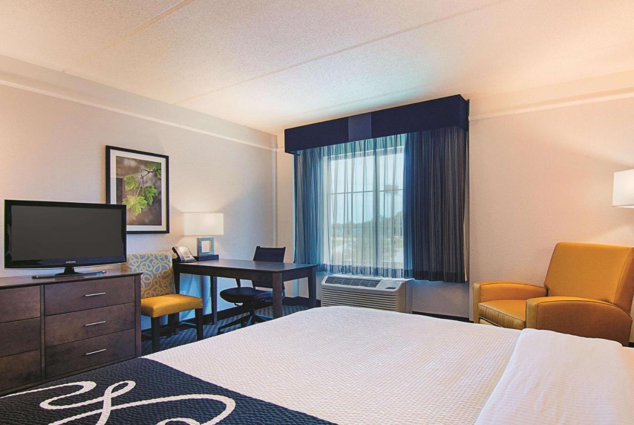 King Room at La Quinta Inn & Suites by Wyndham Shreveport Airport