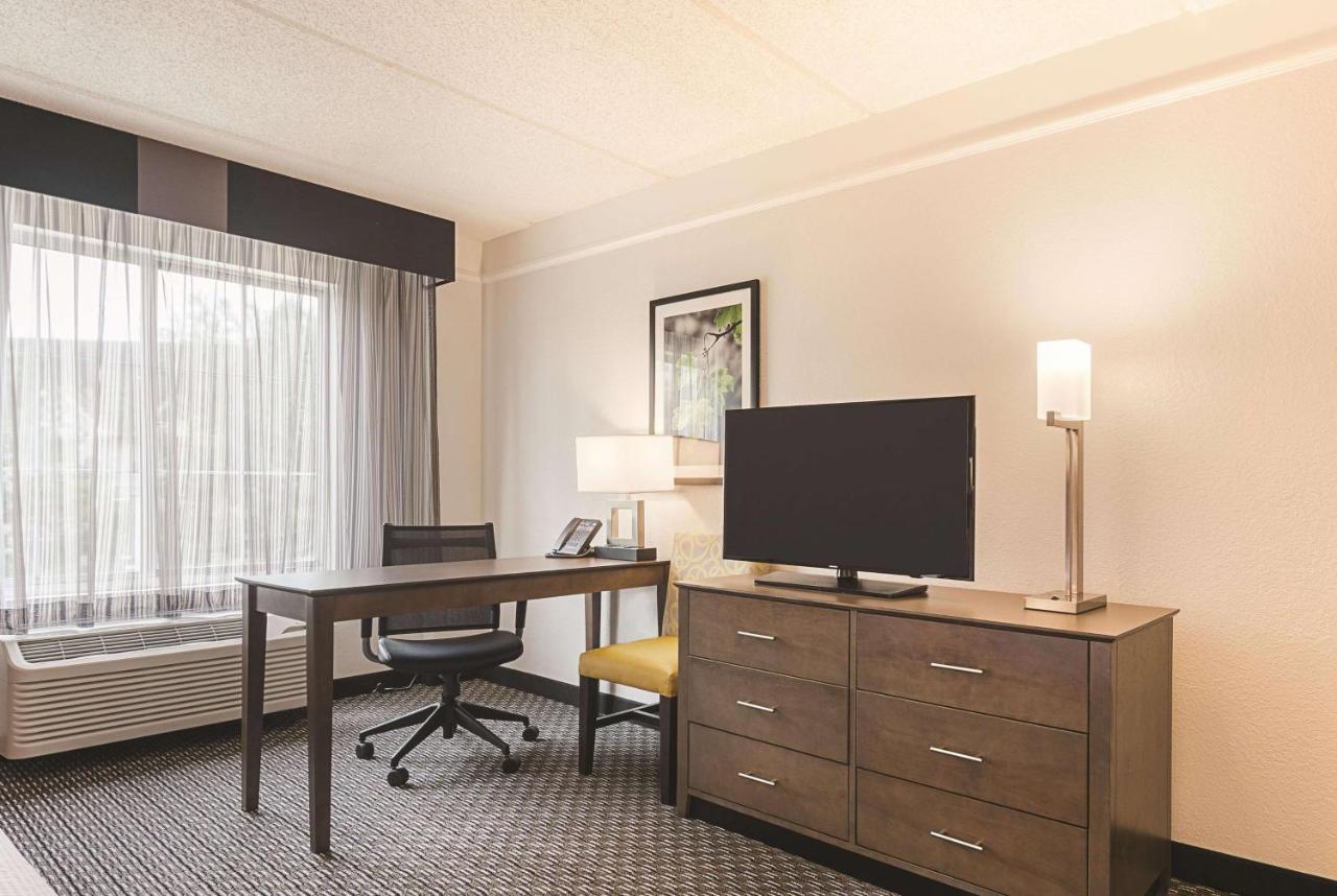 King Room with Bath Tub - Mobility Accessible/Non-Smoking at La Quinta Inn & Suites by Wyndham Dallas Plano West