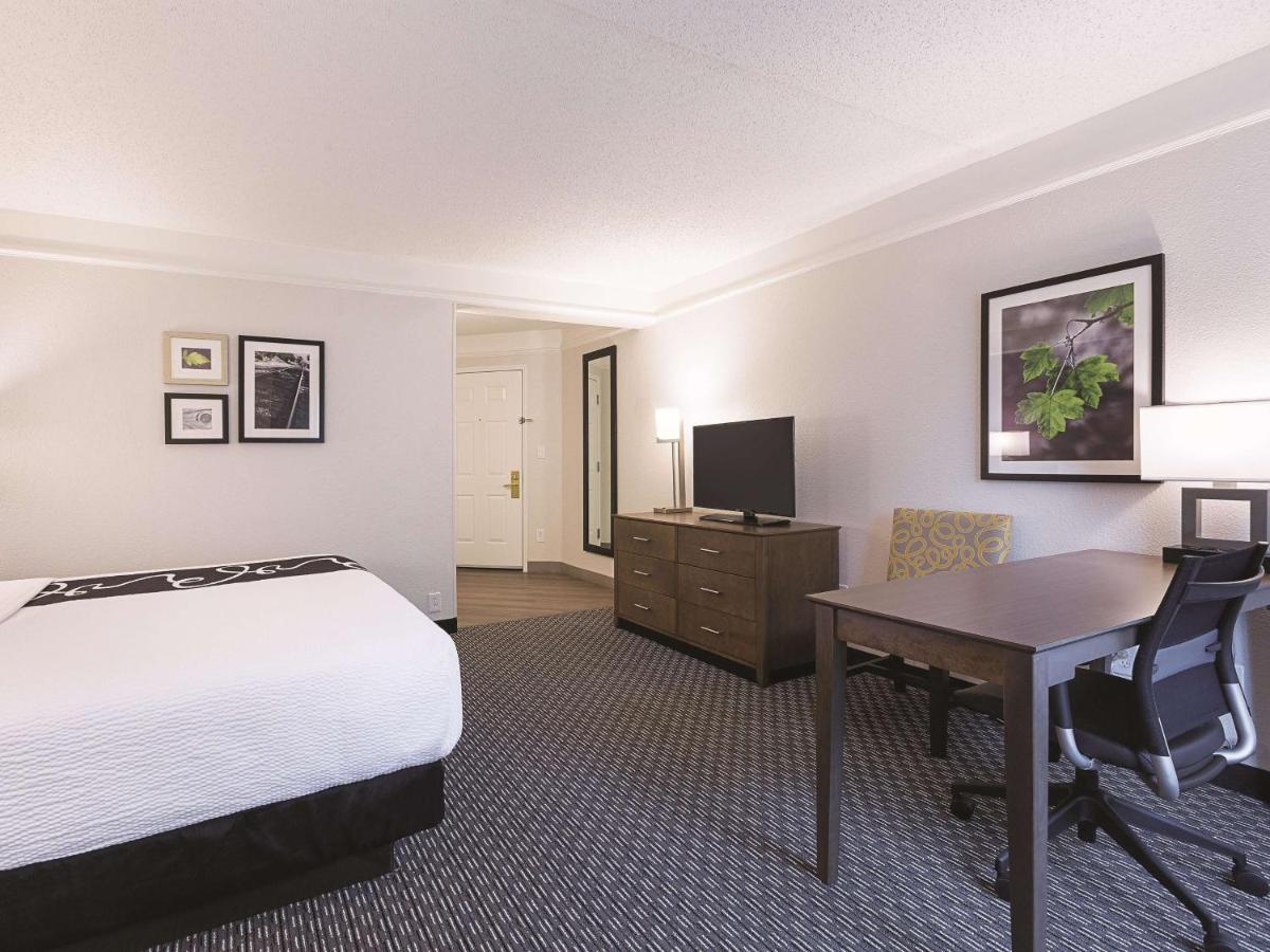 King Room at La Quinta Inn & Suites by Wyndham Dallas Plano West