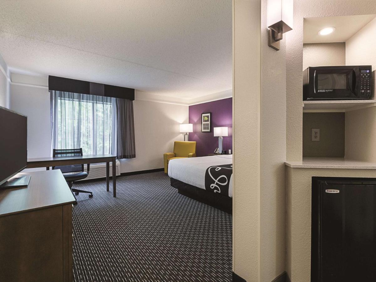 King Room at La Quinta Inn & Suites by Wyndham Dallas Plano West