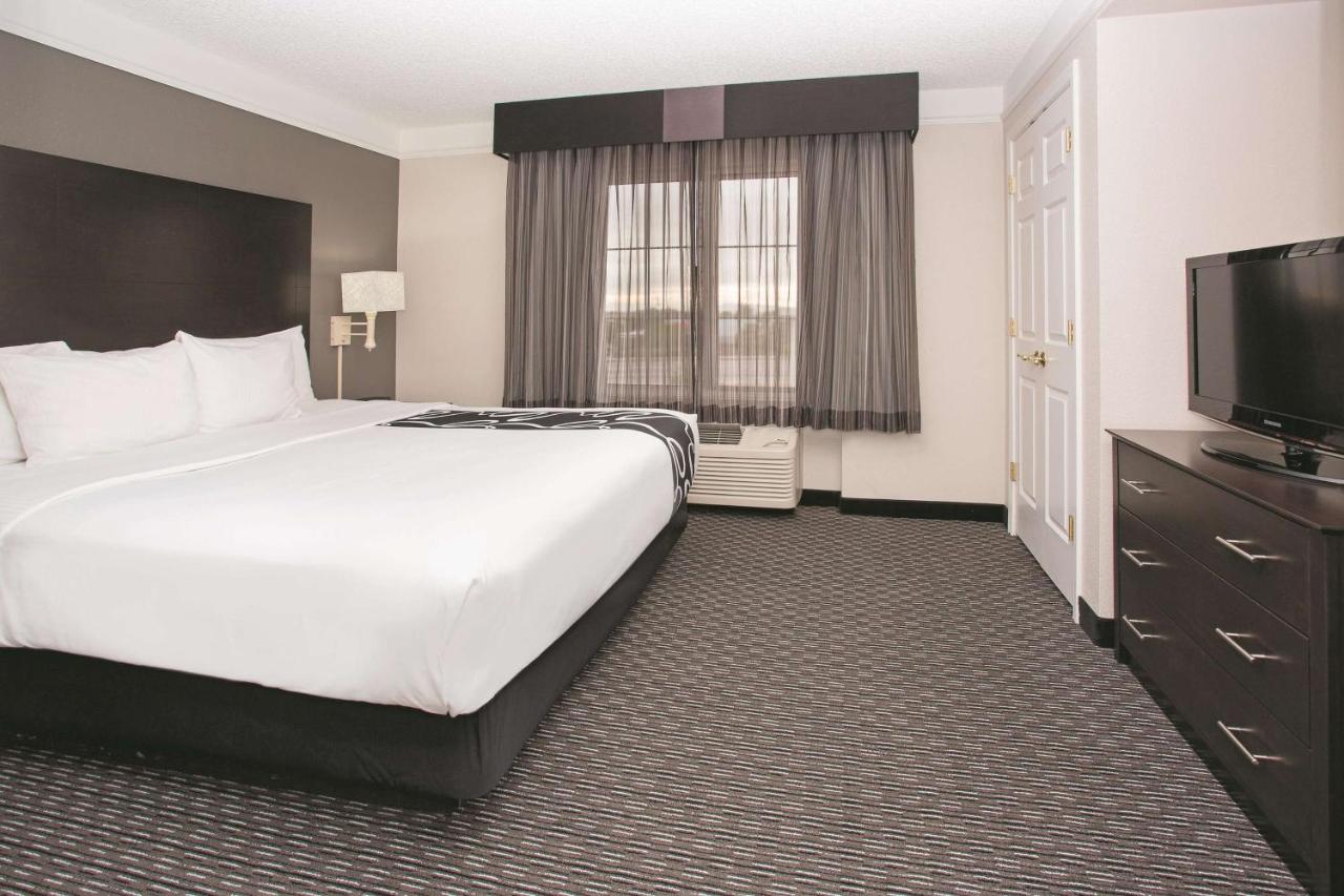 King Suite with Sofa Bed - Pool View at La Quinta Inn & Suites by Wyndham Mesa Superstition Springs