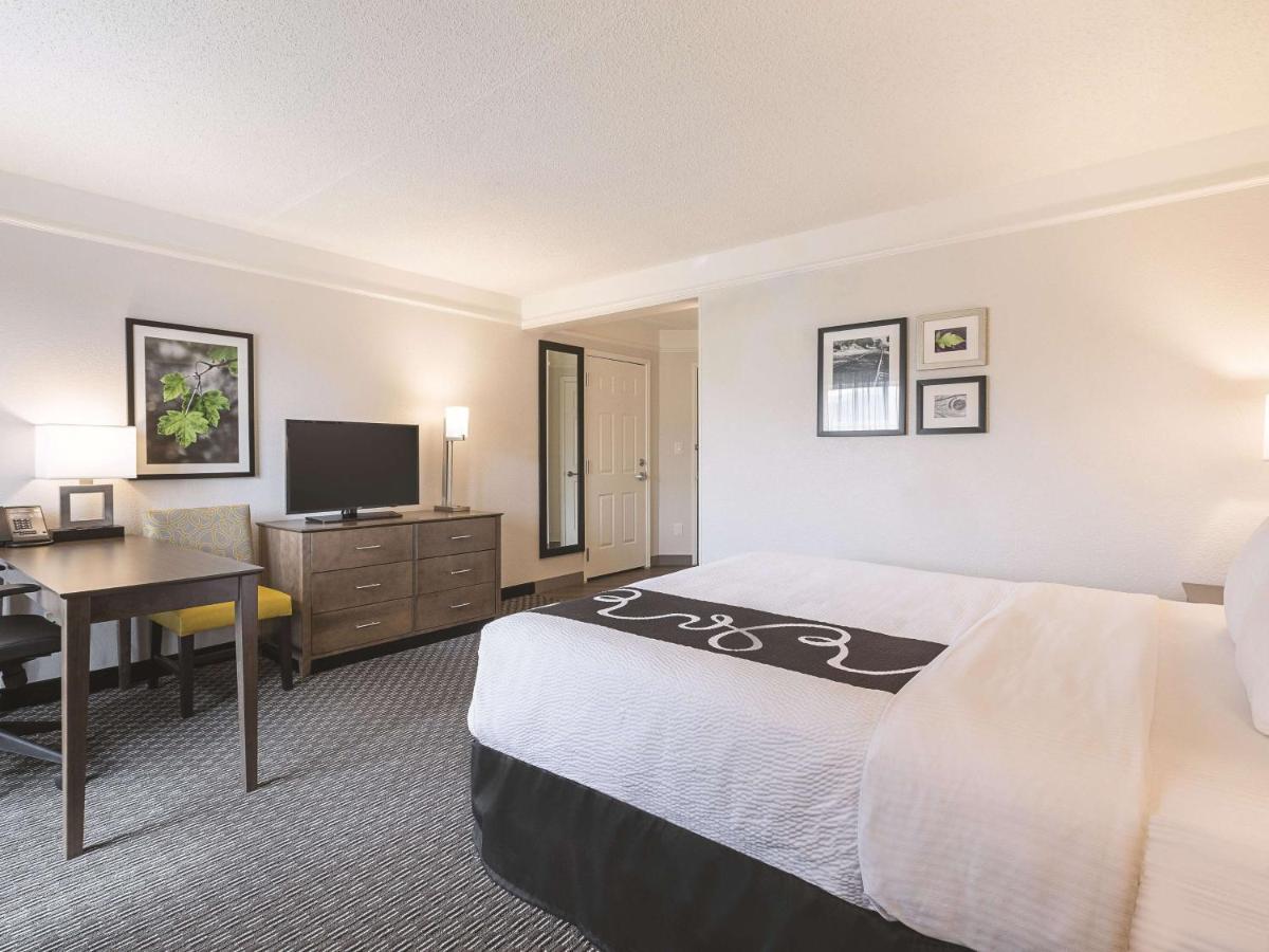 King Room with Bath Tub - Mobility Accessible/Non-Smoking at La Quinta Inn & Suites by Wyndham Dallas Plano West