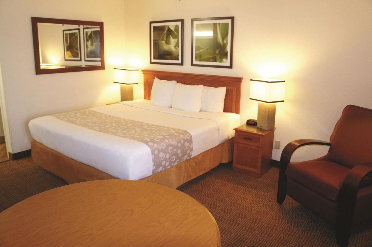 Deluxe King Room at La Quinta Inn by Wyndham Kansas City North