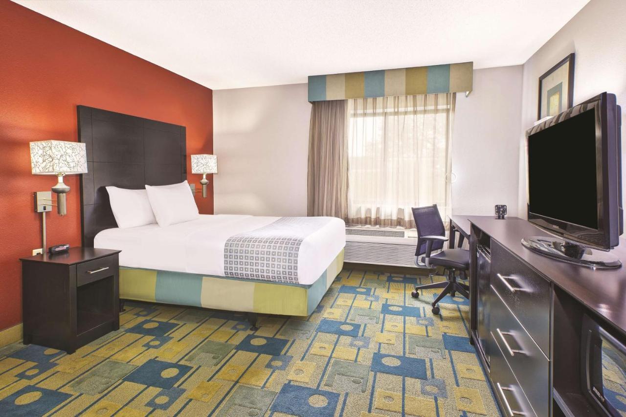 Full Size Bed - Disability Access at La Quinta Inn by Wyndham Toledo Perrysburg