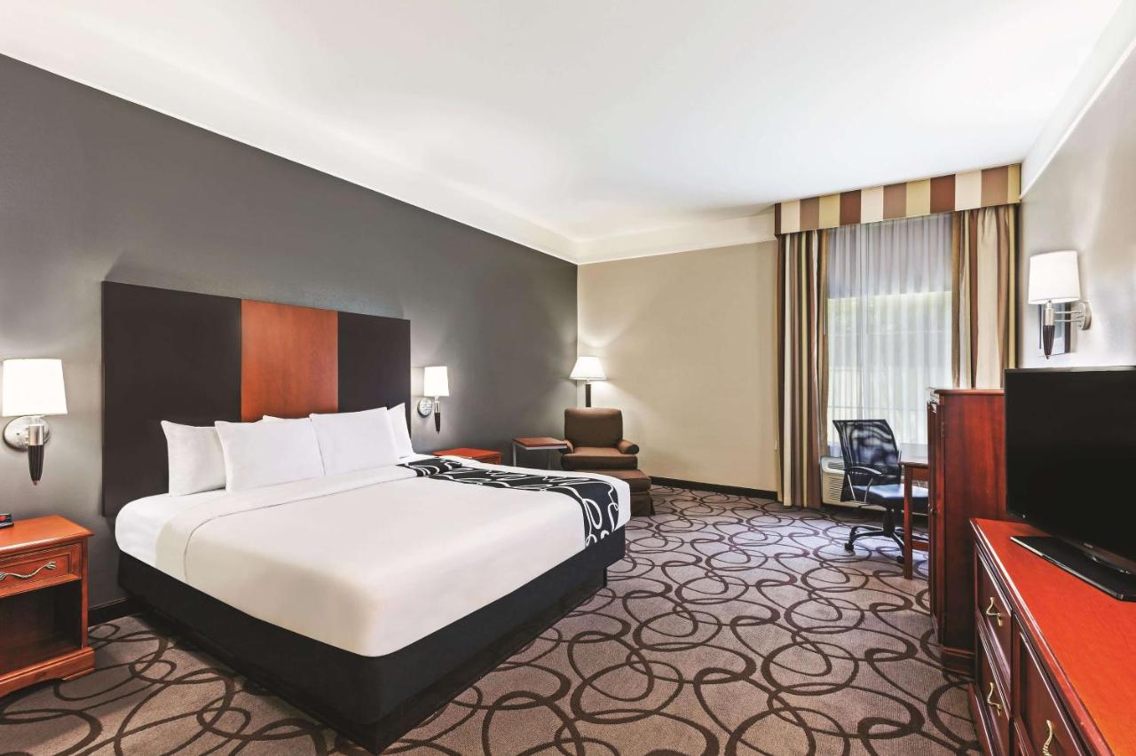 King Room with Bath Tub - Mobility Accessible/Non-Smoking at La Quinta Inn & Suites by Wyndham Granbury