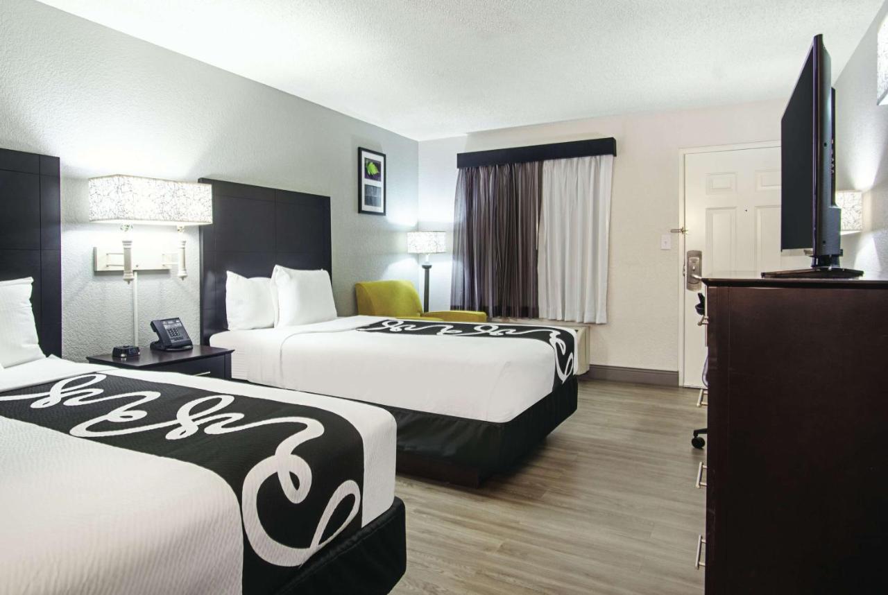 Double Room with Two Double Beds and Bath Tub - Mobility Accessible/Non-Smoking at La Quinta Inn by Wyndham West Palm Beach - Florida Turnpike