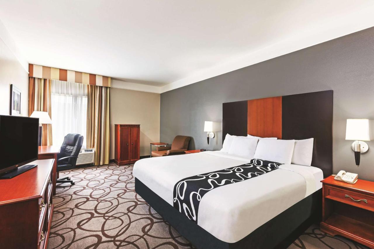 Deluxe King Room at La Quinta Inn & Suites by Wyndham Granbury