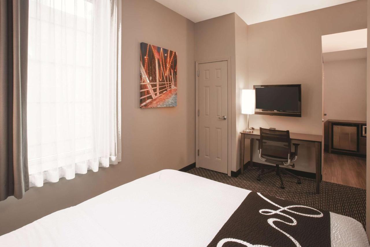 Queen Room at La Quinta Inn & Suites by Wyndham Chicago Downtown