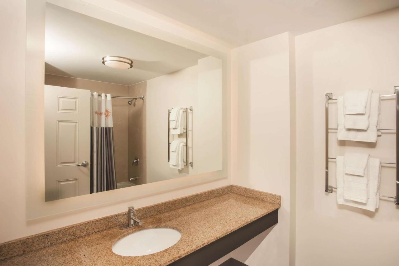 Queen Room at La Quinta Inn & Suites by Wyndham Chicago Downtown