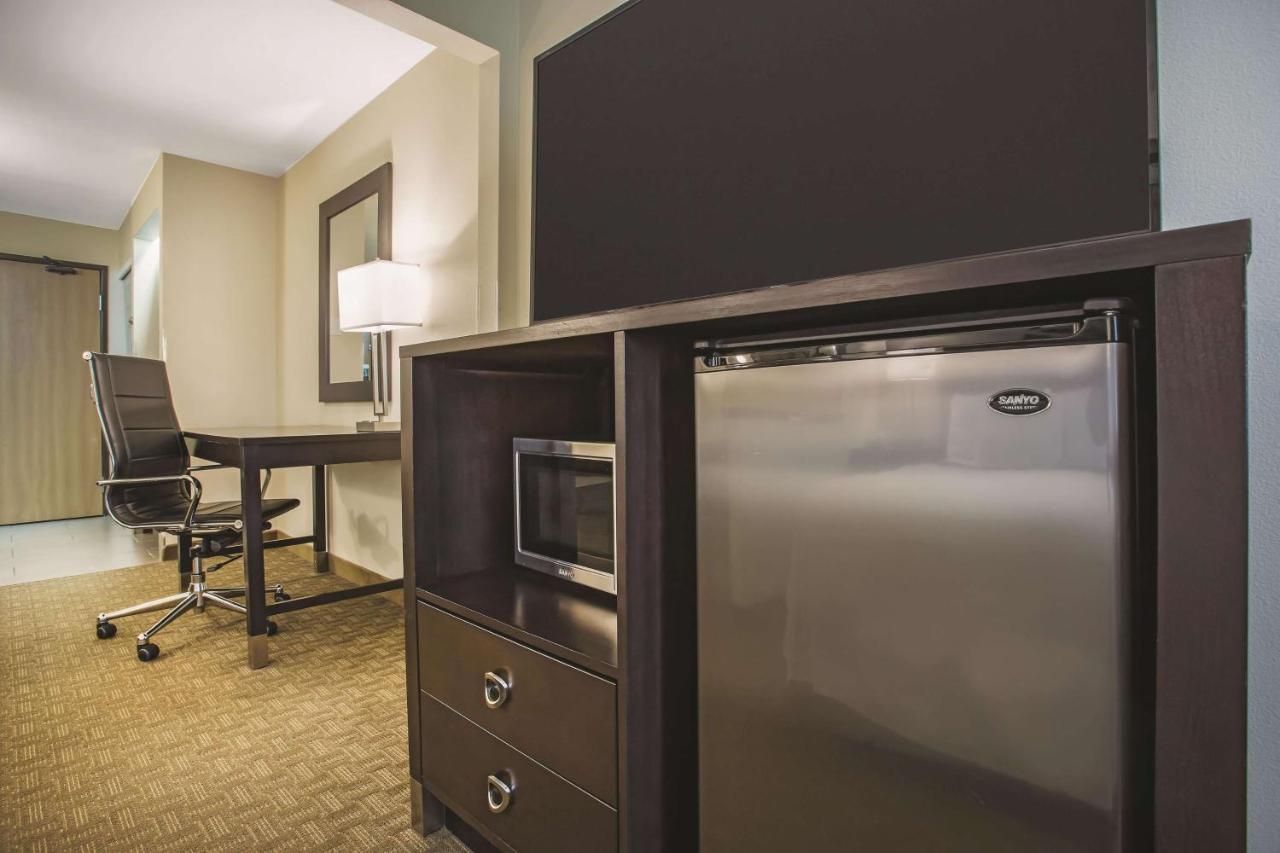 King Suite at La Quinta Inn by Wyndham Olympia - Lacey