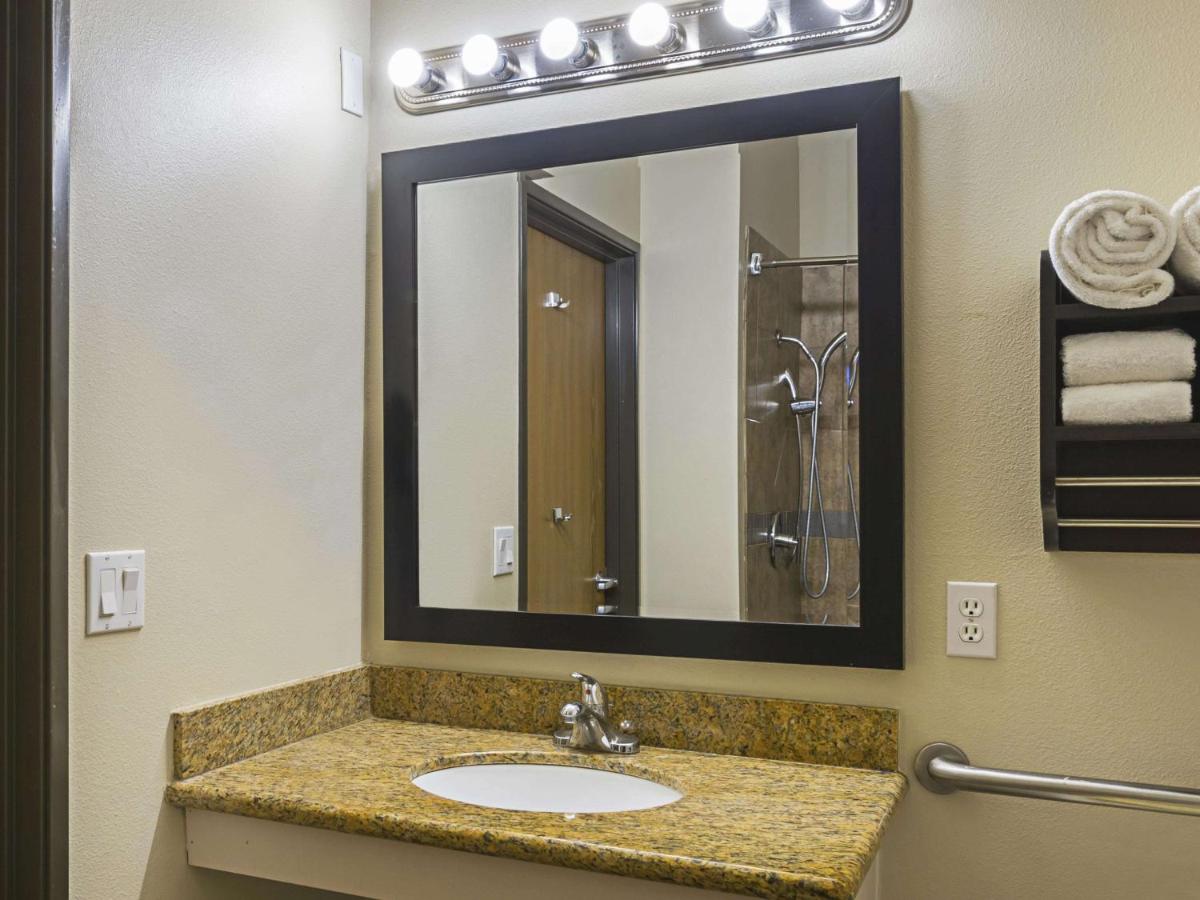 King Room - Mobility Access at La Quinta Inn by Wyndham Olympia - Lacey