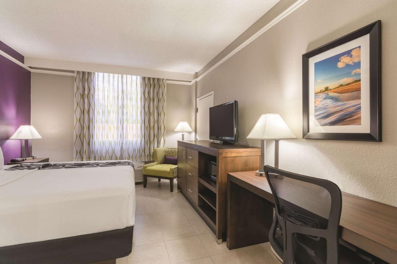 King Room with Bath Tub - Mobility/Hearing Accessible - Non-Smoking at La Quinta Inn by Wyndham Jupiter