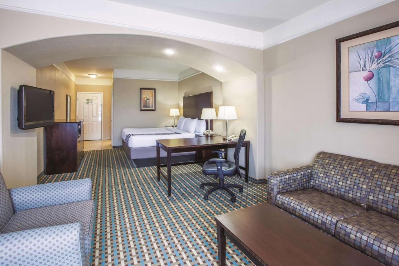 Deluxe King Room with Bath Tub - Mobility/Hearing Accessible - Non-Smoking at La Quinta Inn & Suites by Wyndham Bay City