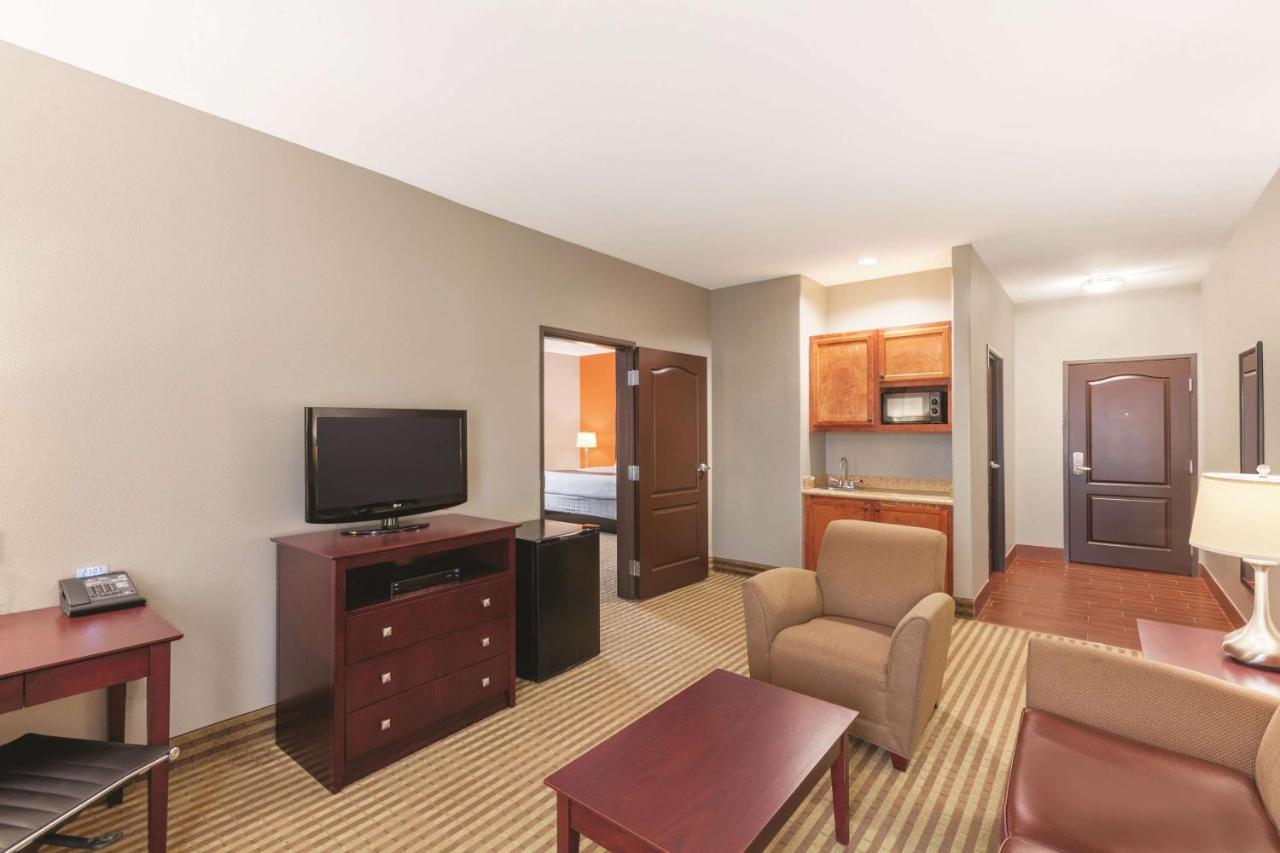 Deluxe King Suite at La Quinta Inn & Suites by Wyndham Houston Bush Intl Airpt E