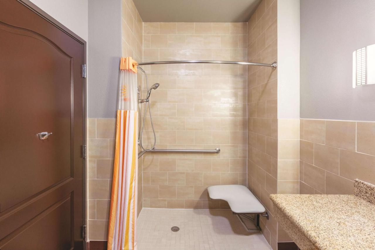 King Room with Bath Tub - Mobility/Hearing Accessible - Non-Smoking at La Quinta Inn & Suites by Wyndham Houston Bush Intl Airpt E