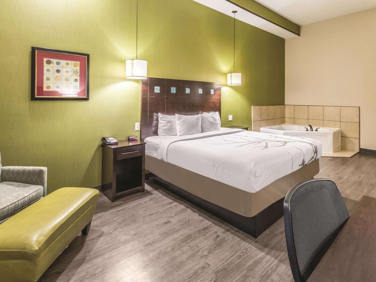 King Room with Jetted Tub - Non-Smoking at La Quinta Inn & Suites by Wyndham Dallas Grand Prairie South