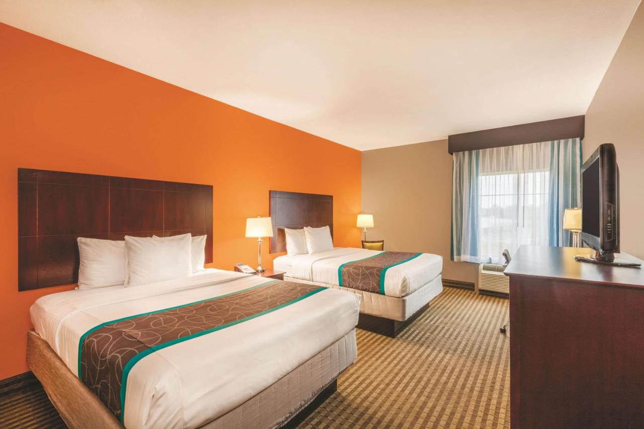 Deluxe Queen Room with Two Queen Beds at La Quinta Inn & Suites by Wyndham Houston Bush Intl Airpt E