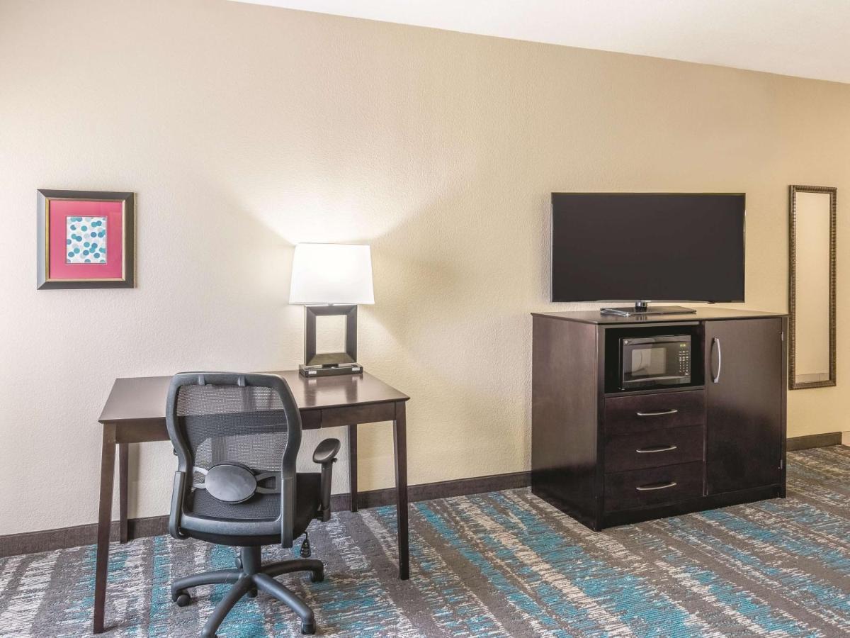 One-Bedroom King Suite - Non-Smoking at La Quinta Inn & Suites by Wyndham Dallas Grand Prairie South