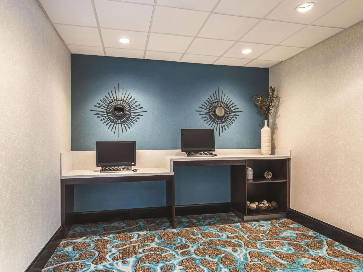 One-Bedroom King Suite - Non-Smoking at La Quinta Inn & Suites by Wyndham Dallas Grand Prairie South