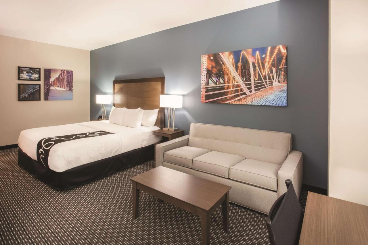 Deluxe King Room with Sofa Bed at La Quinta Inn & Suites by Wyndham Chicago Downtown