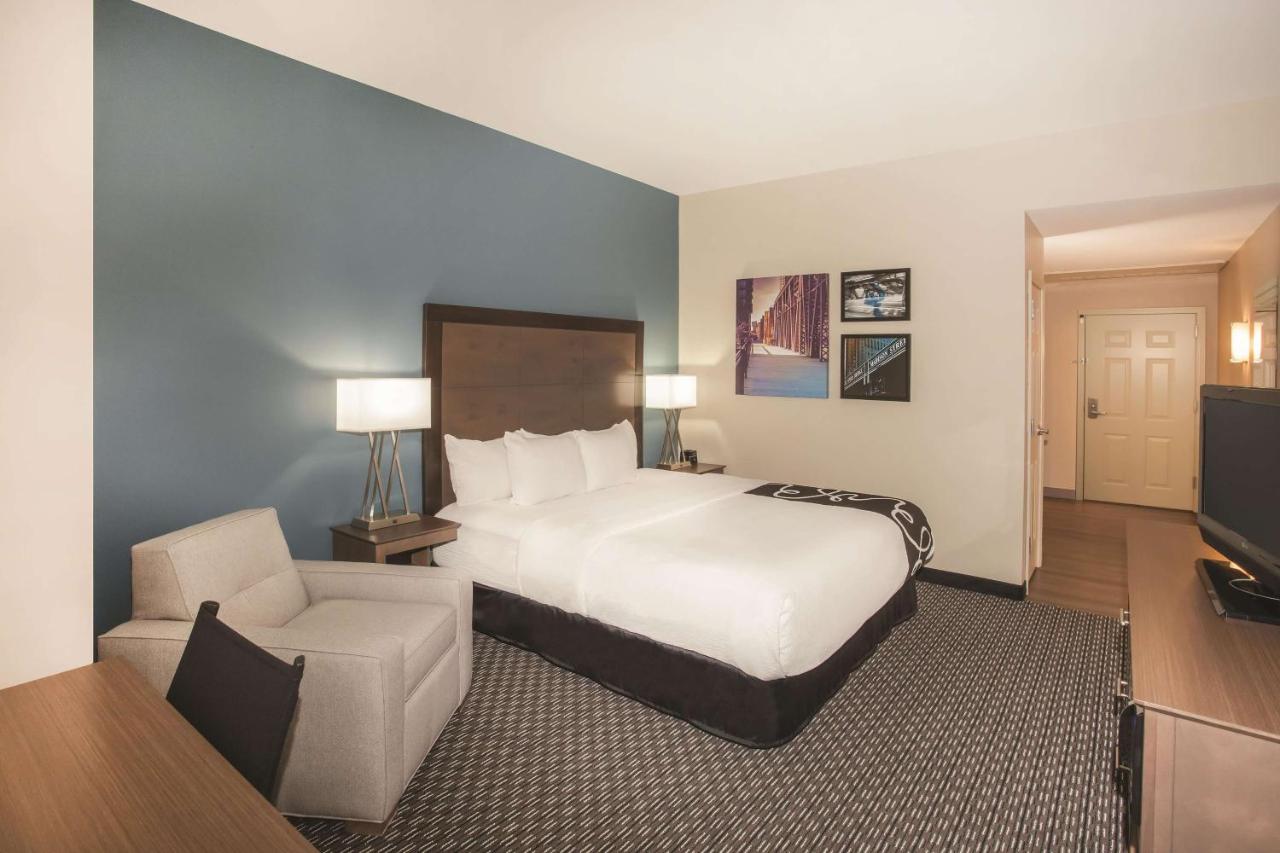 King Room at La Quinta Inn & Suites by Wyndham Chicago Downtown