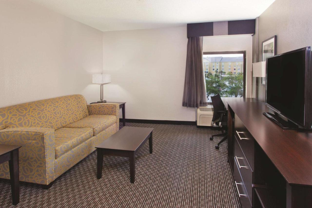 One-Bedroom King Suite - Non-Smoking at La Quinta by Wyndham Charleston Riverview