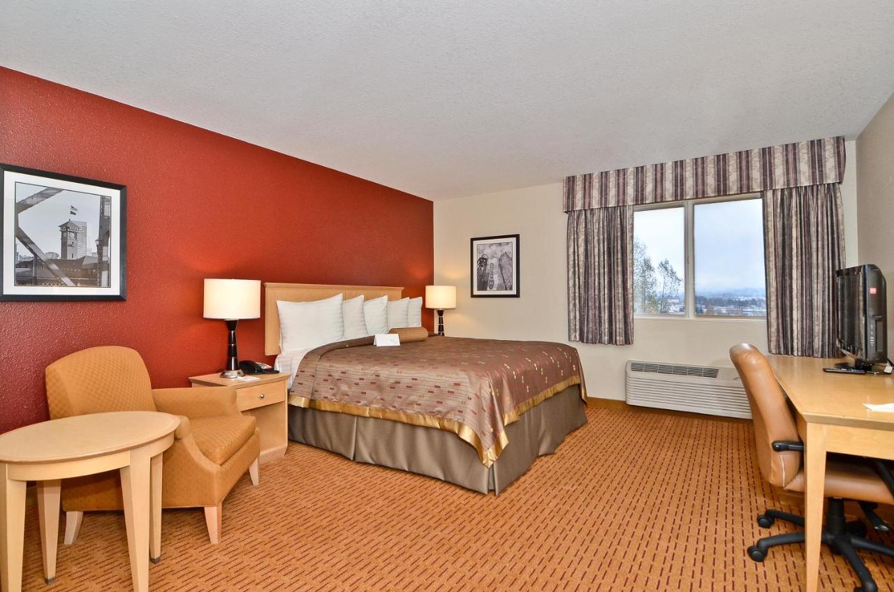 | Clackamas Inn and Suites