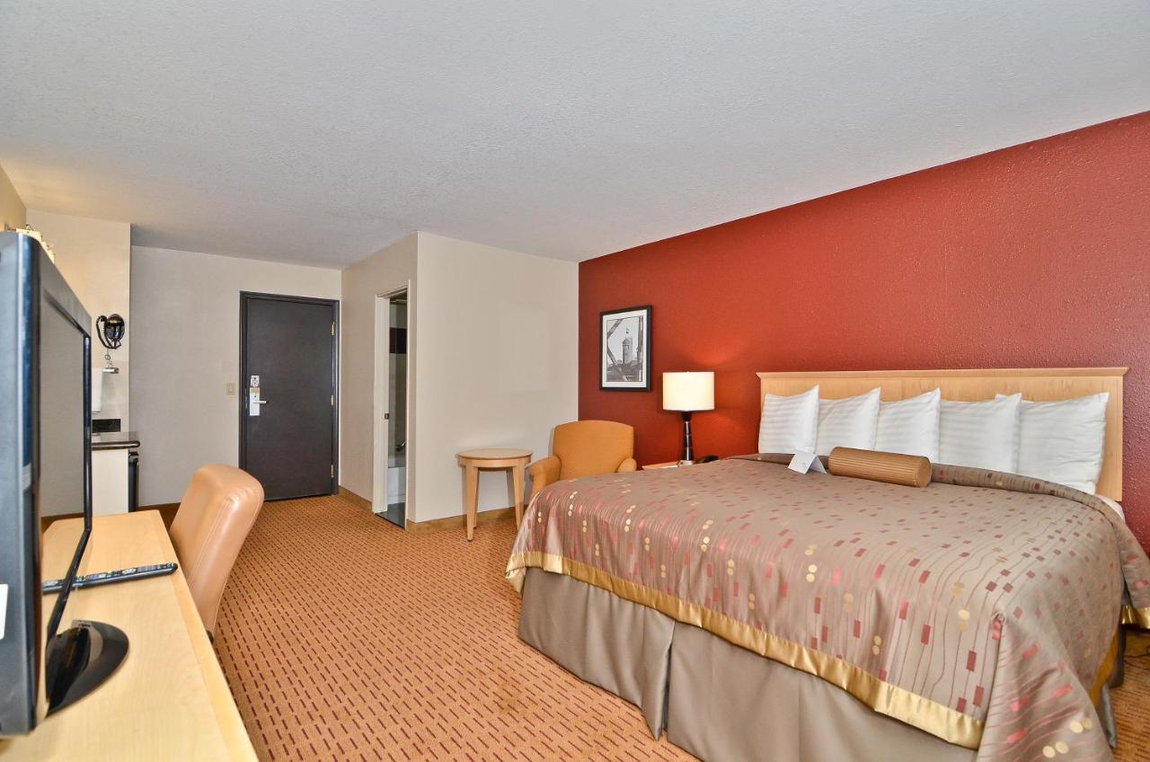 | Clackamas Inn and Suites