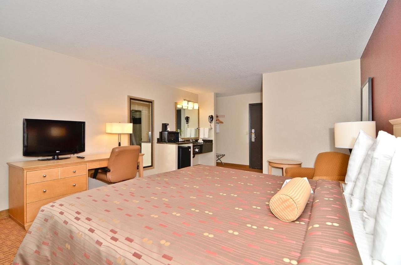  | Clackamas Inn and Suites