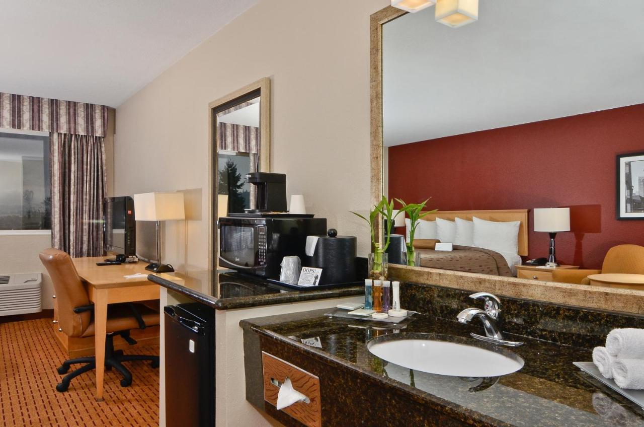 | Clackamas Inn and Suites