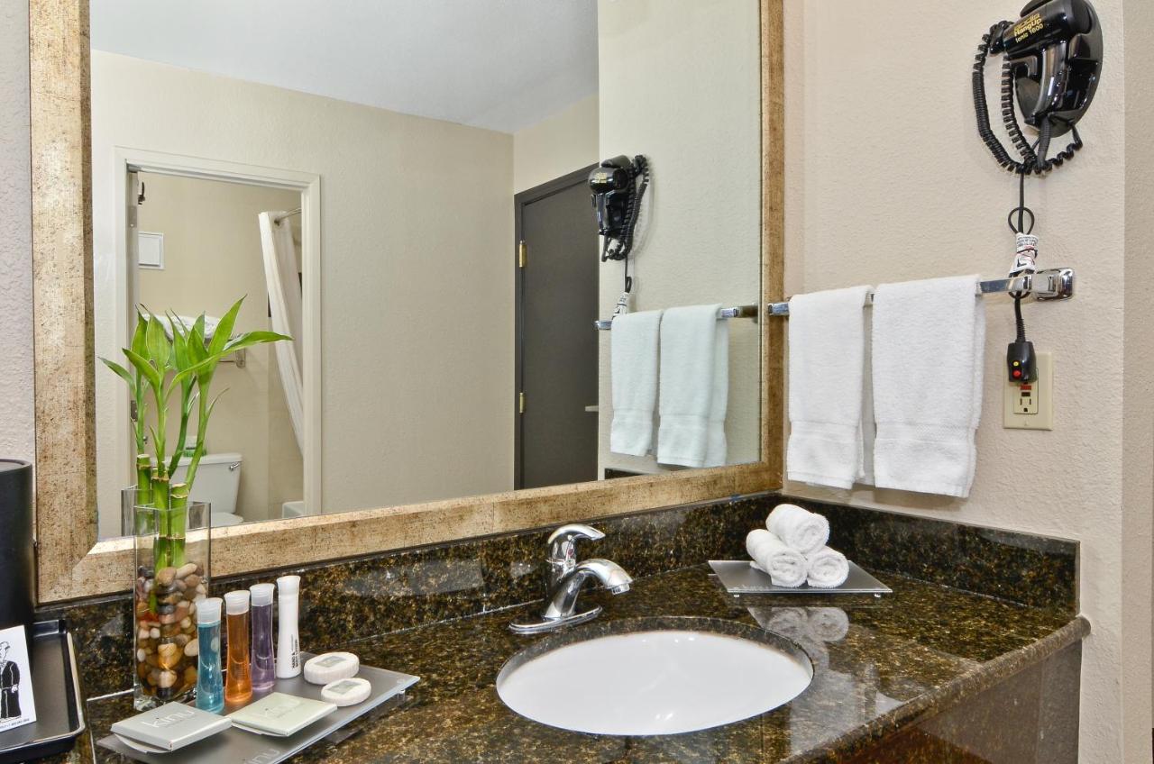 | Clackamas Inn and Suites