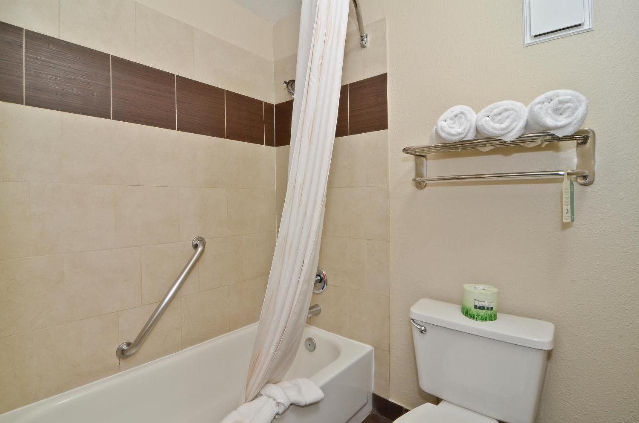 | Clackamas Inn and Suites