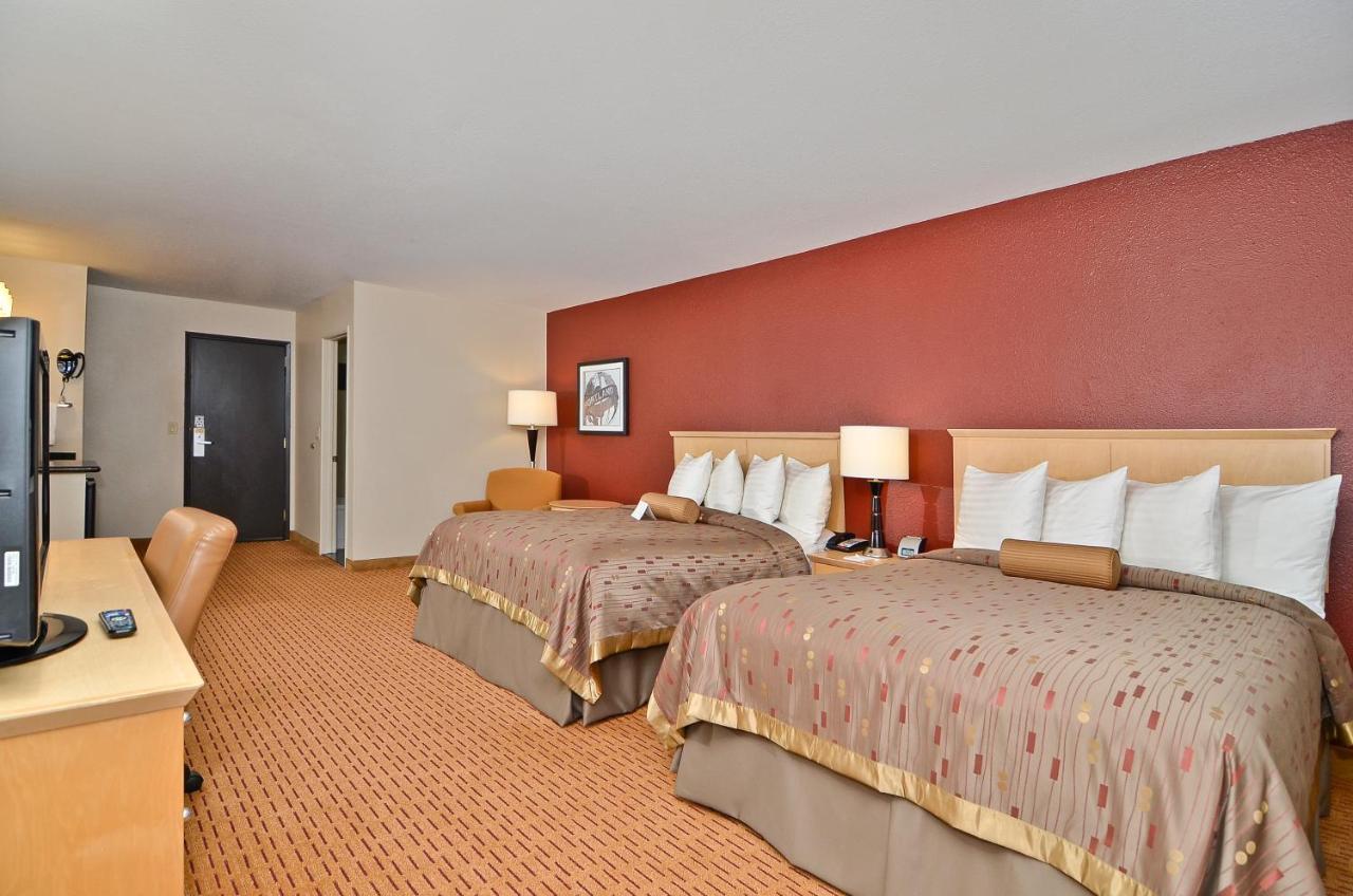 | Clackamas Inn and Suites