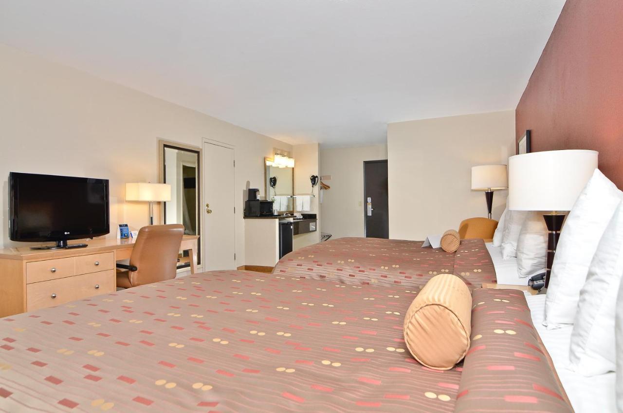 | Clackamas Inn and Suites