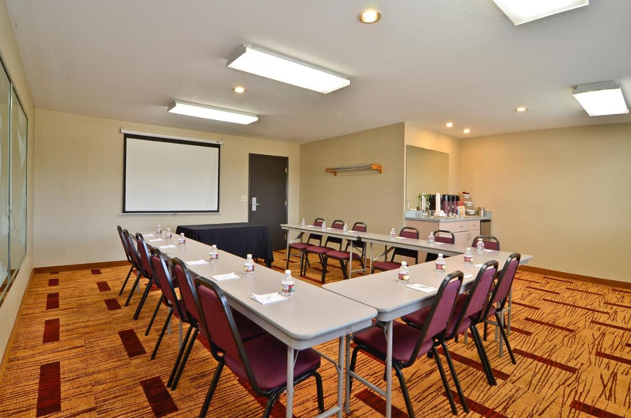 | Clackamas Inn and Suites