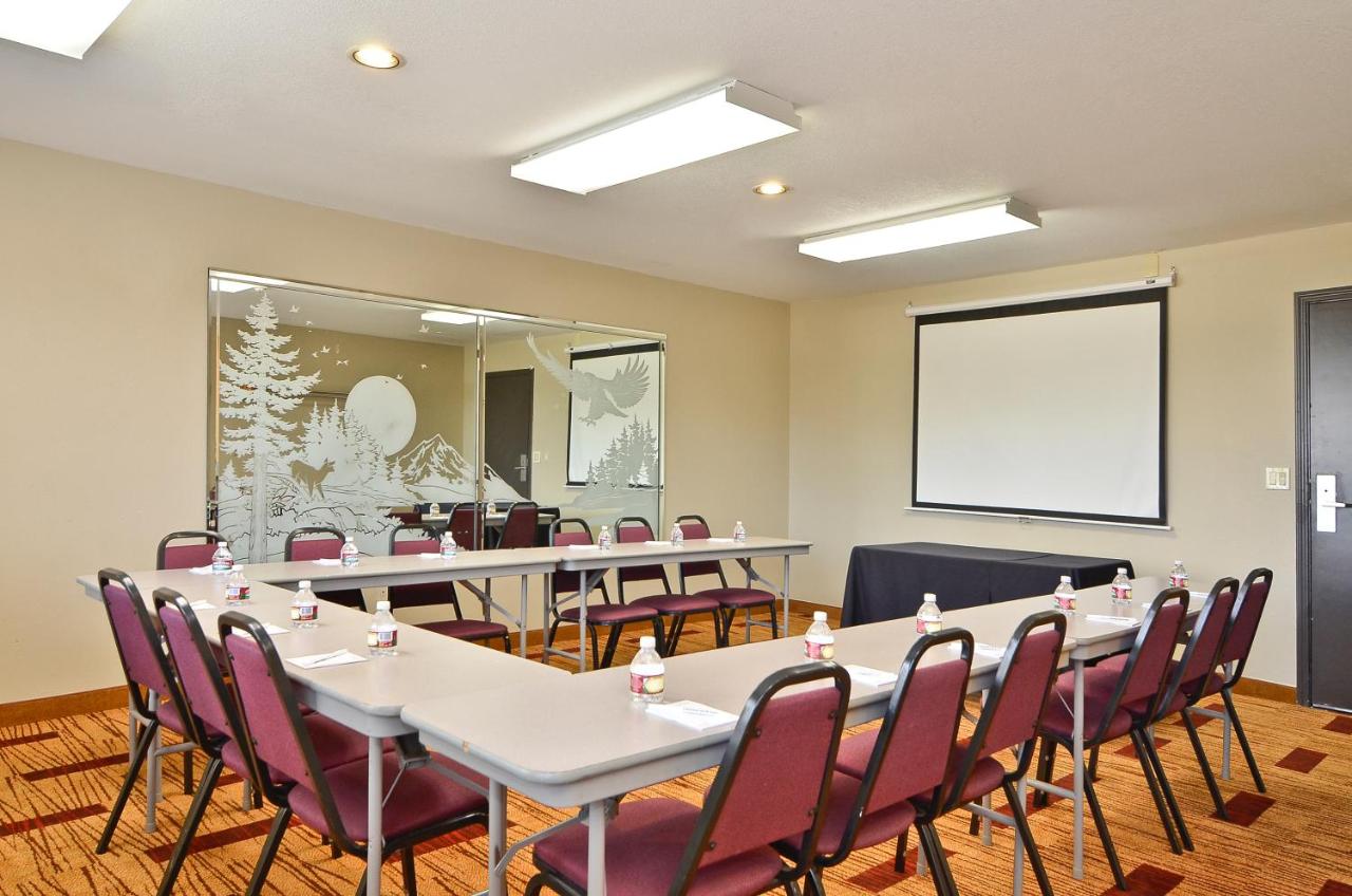 | Clackamas Inn and Suites