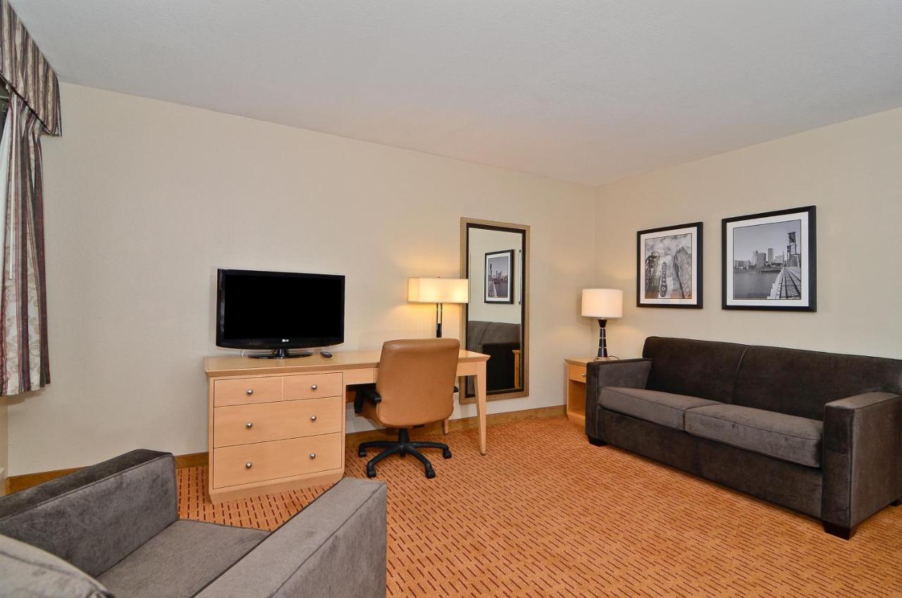 | Clackamas Inn and Suites