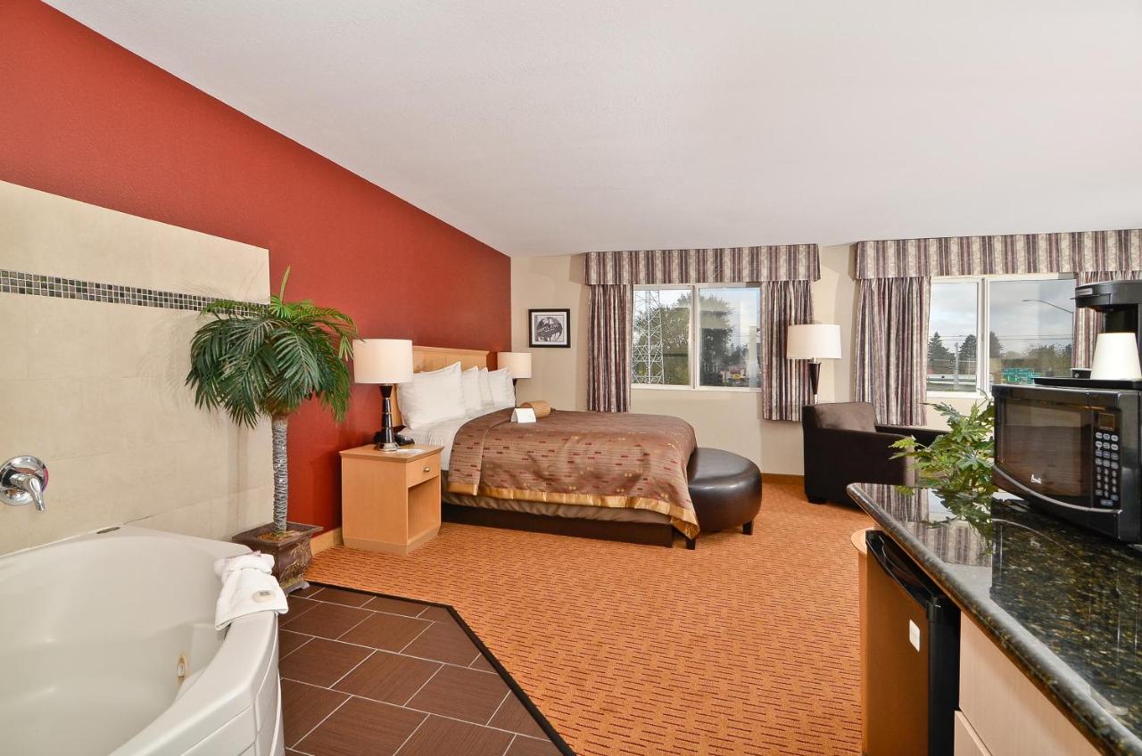 | Clackamas Inn and Suites