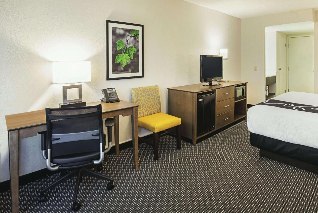 King Room with Sofa Bed at La Quinta Inn & Suites by Wyndham Rancho Cordova Sacramento