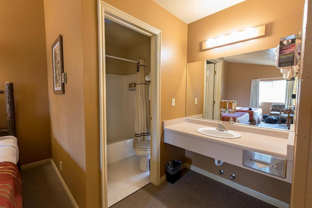 | Headwaters Lodge & Cabins at Flagg Ranch