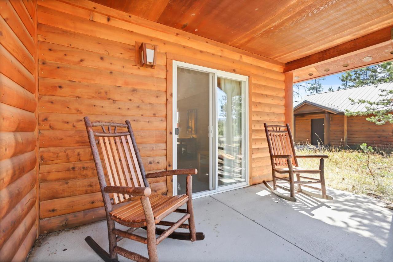 | Headwaters Lodge & Cabins at Flagg Ranch