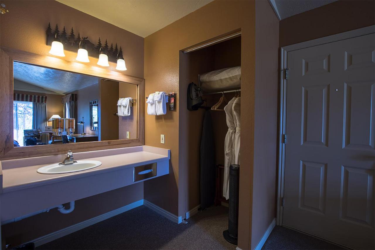 | Headwaters Lodge & Cabins at Flagg Ranch