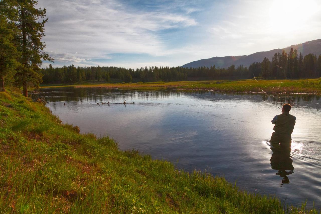 | Headwaters Lodge & Cabins at Flagg Ranch