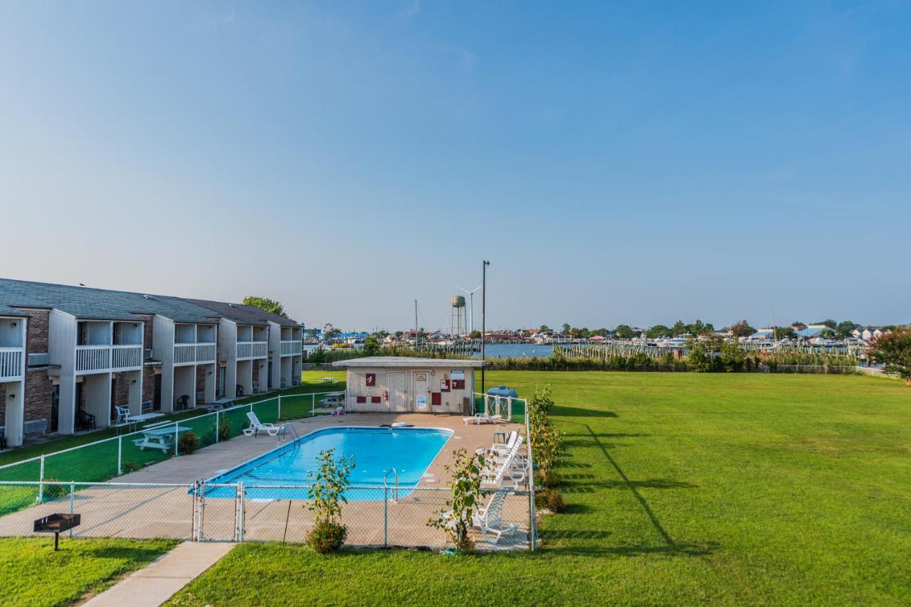 | Rodeway Inn at Somers Cove Marina