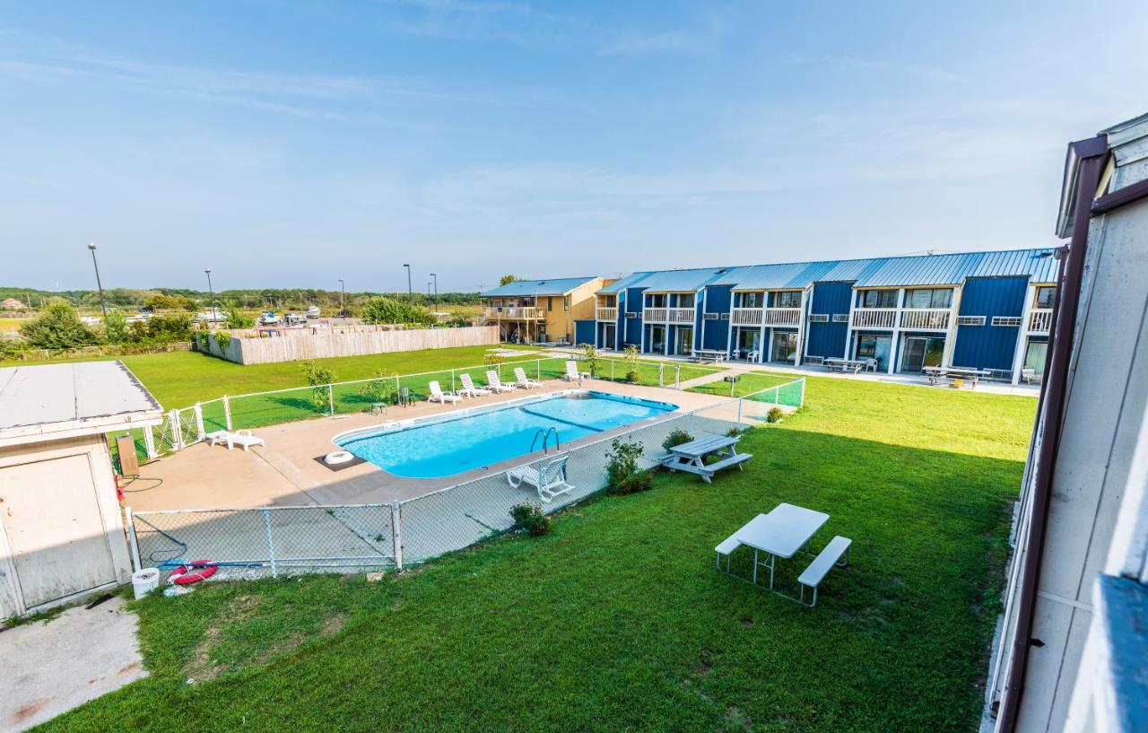 | Rodeway Inn at Somers Cove Marina