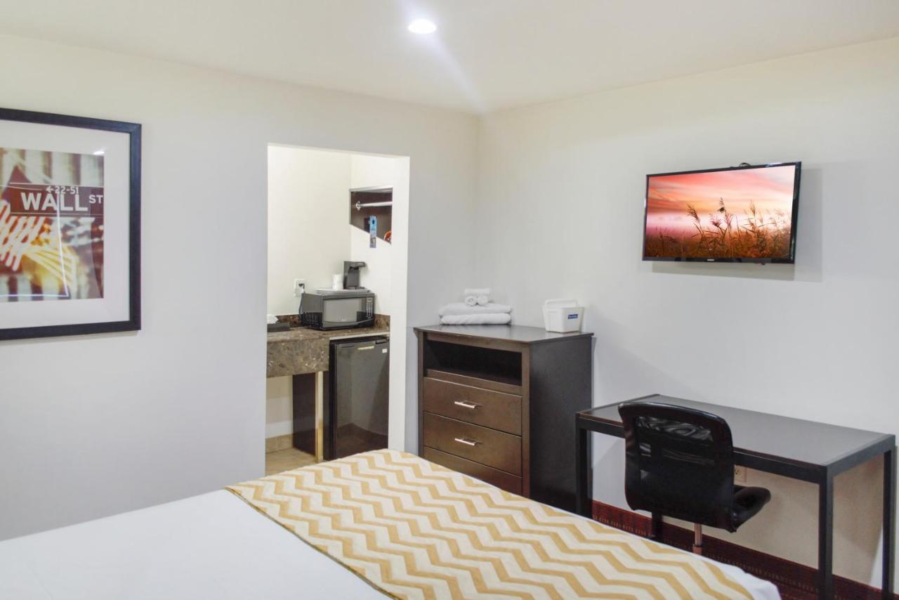 Queen Room - Non-Smoking at Travelodge by Wyndham Manhasset