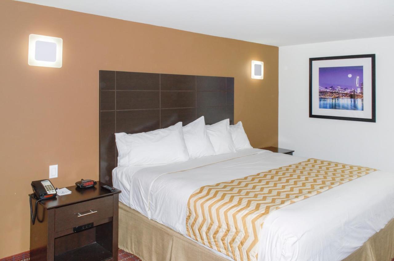 King Room - Smoking  at Travelodge by Wyndham Manhasset