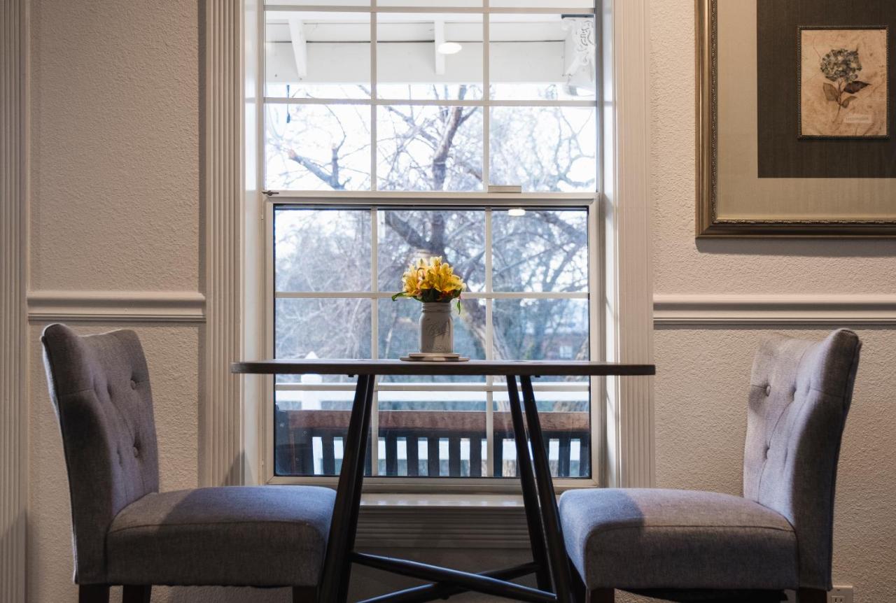 | Hounds Tooth Inn